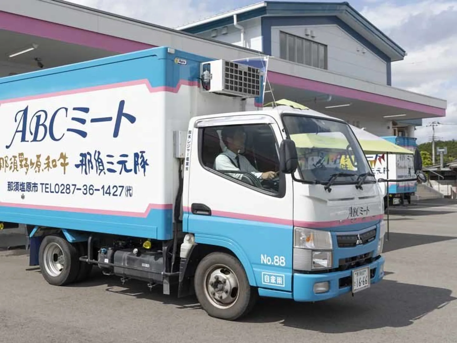 ABCミートのロゴが入った、業務用配送のトラック