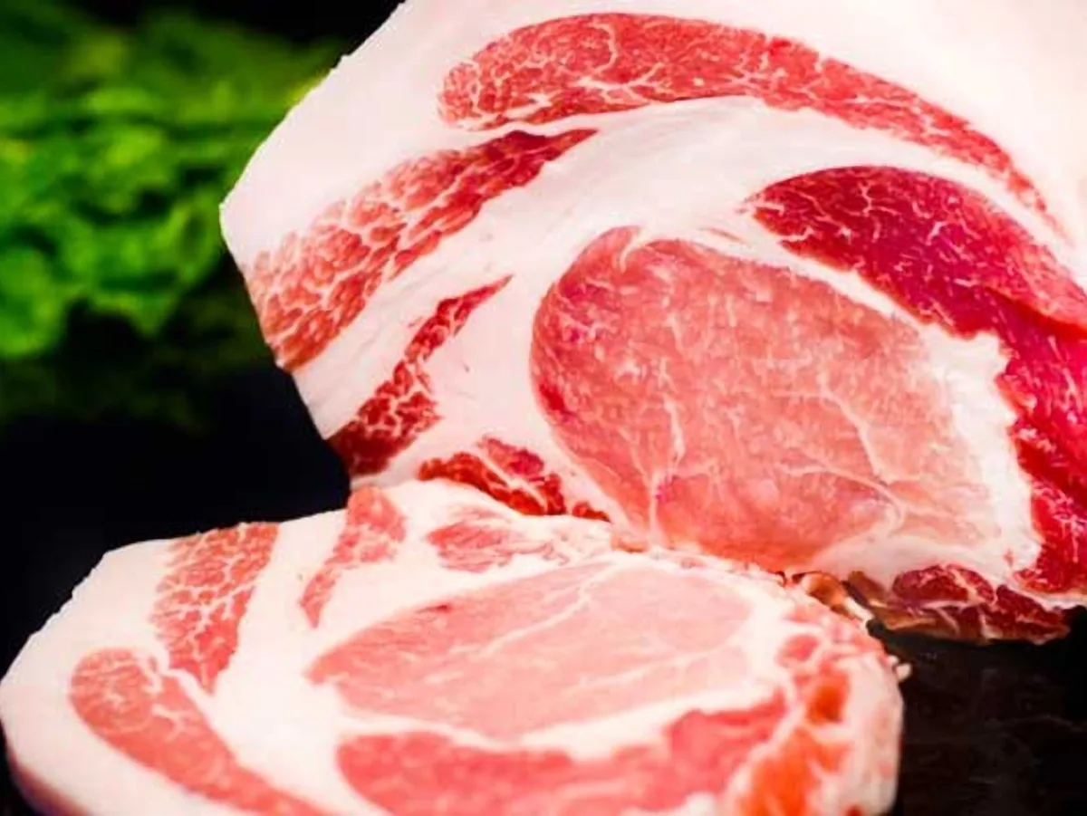 断面に脂がのった豚肉