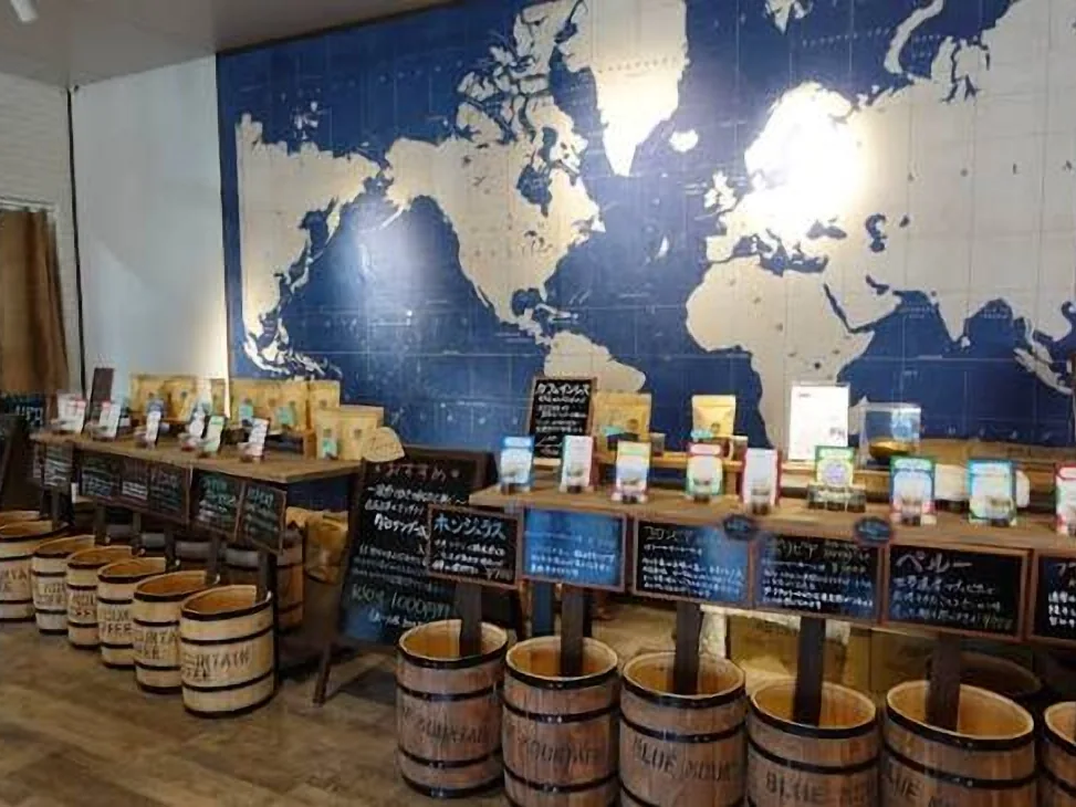 産地別のコーヒー豆が並ぶ販売コーナー