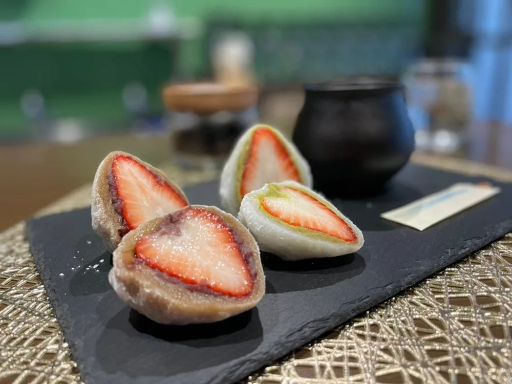 断面にいちごが見える、粒あんと抹茶あんのいちご大福