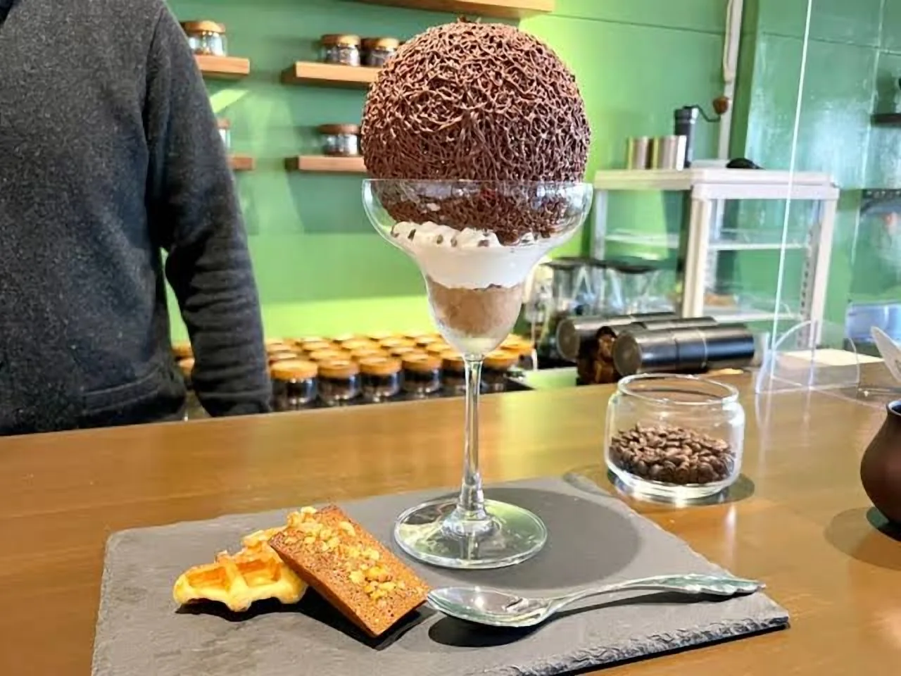 カウンターに置かれたスイーツの一皿。ワッフルとフィナンシェを添えて