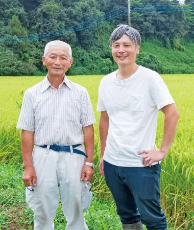 田んぼの前に並ぶ阿久津正徳さんと政英さん