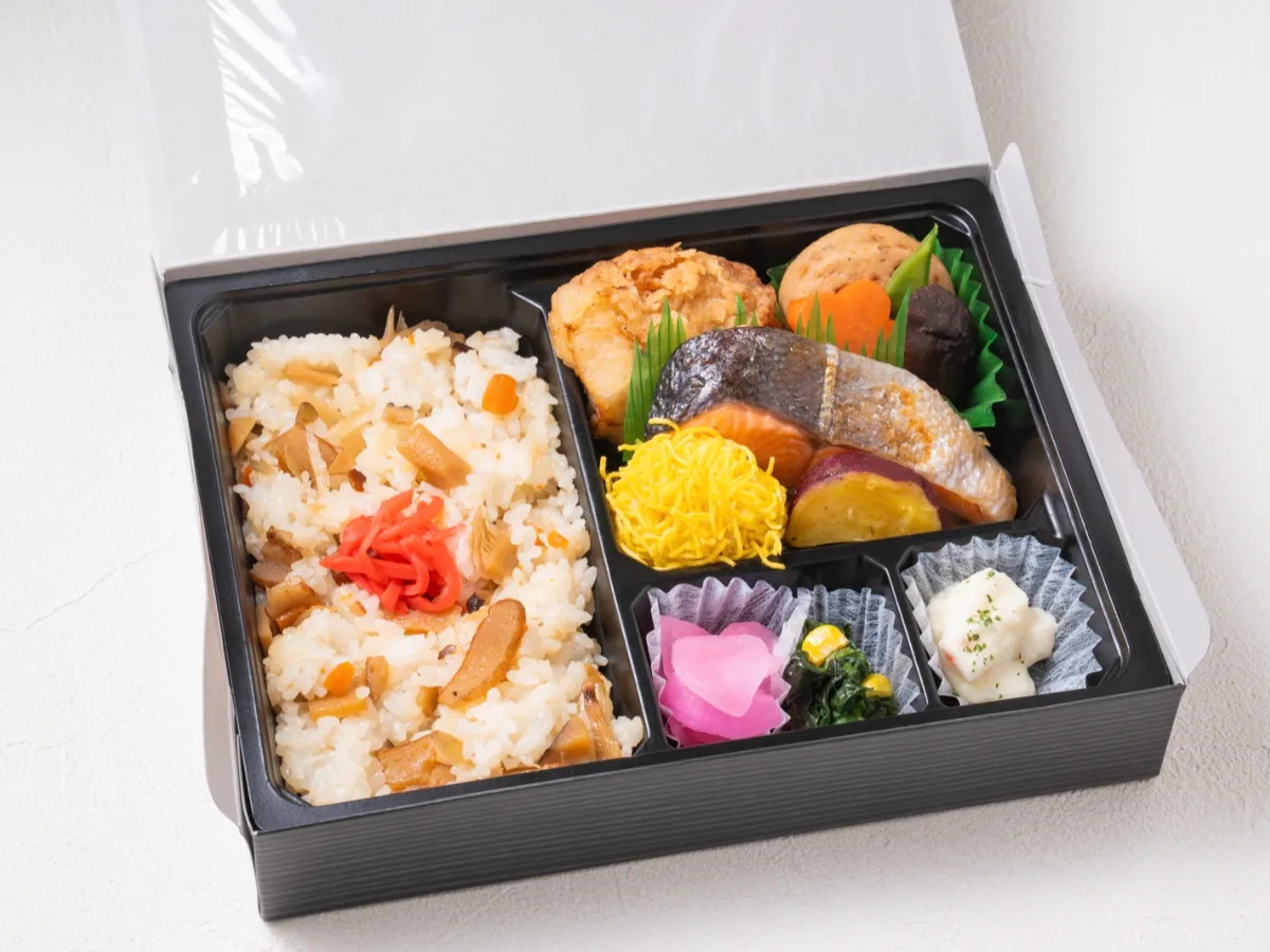彩りのおかずが詰まった、会議用の弁当