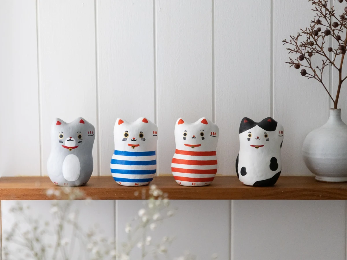 箱の前に置かれた、ハチワレ模様のねこがみさん