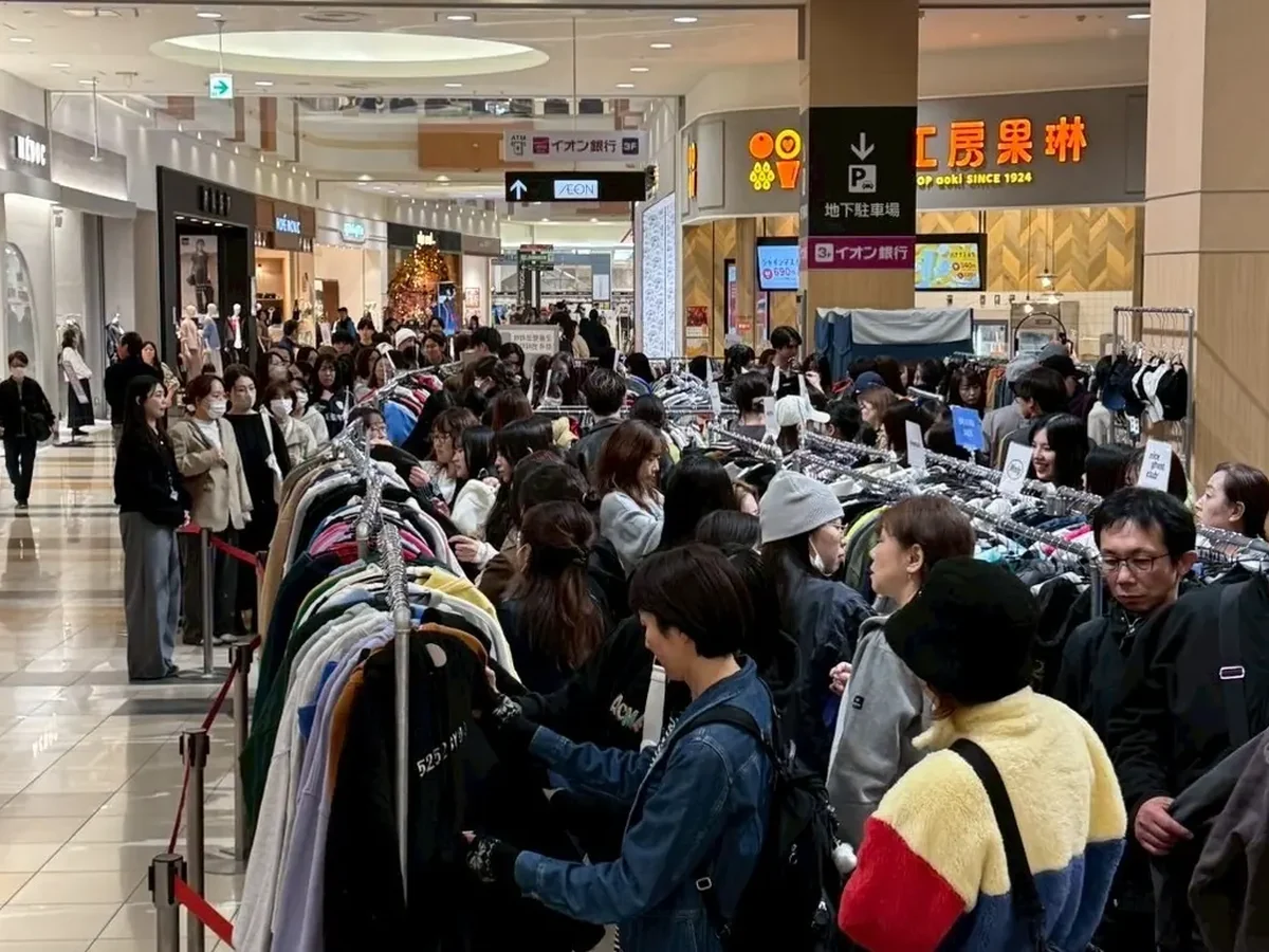 来場者が古着を選ぶGOOD FLAT KOREAのPOPUP会場