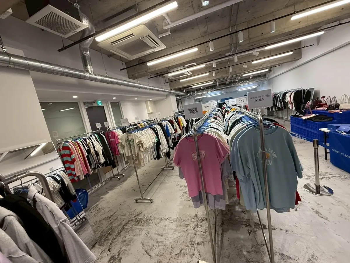 商品ラックに並ぶ韓国古着｜GOOD FLAT KOREA