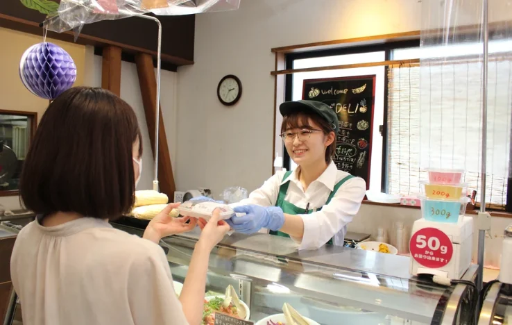 惣菜ブランド「あぜでり」の量り売りカウンター