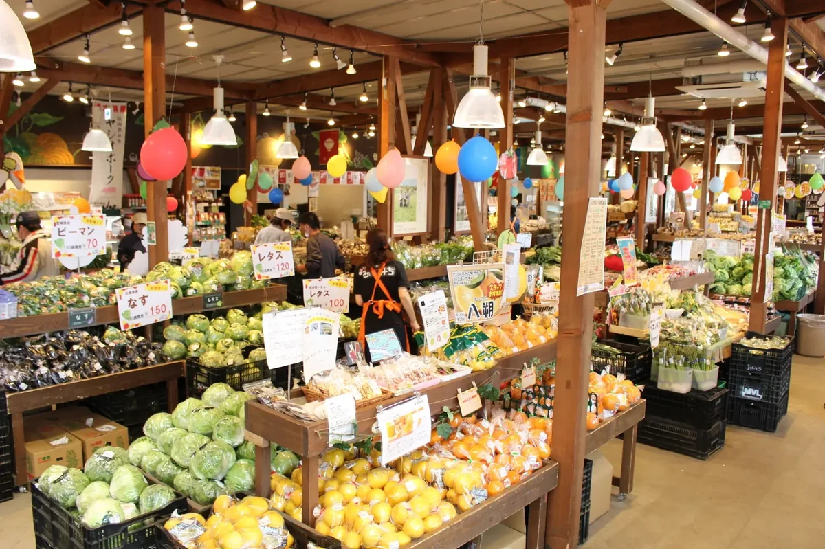 地元の野菜や果物が並ぶあぜみちの売場