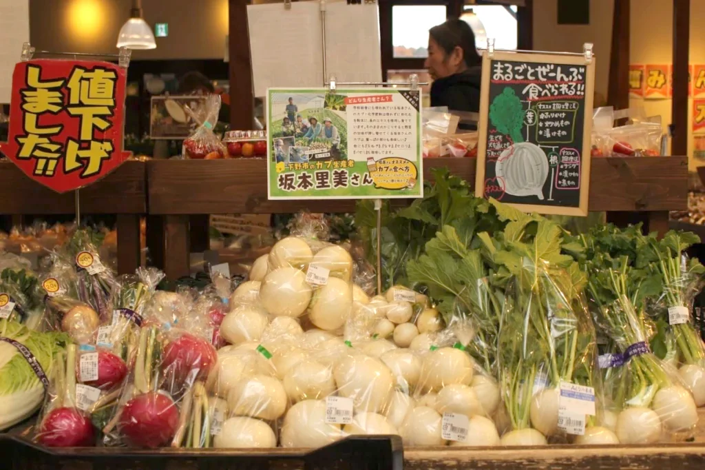 生産者名と食べ方を紹介するPOPが並ぶ売場