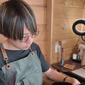 工房で作業をするBig Happiness Craftの作り手、成田大幸さん