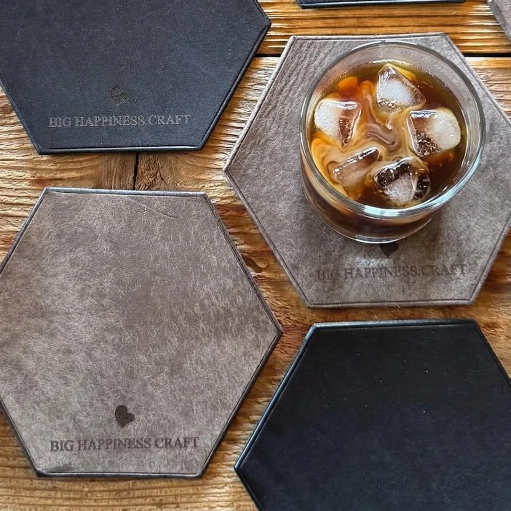 六角形の革のコースターHexagonとアイスコーヒー