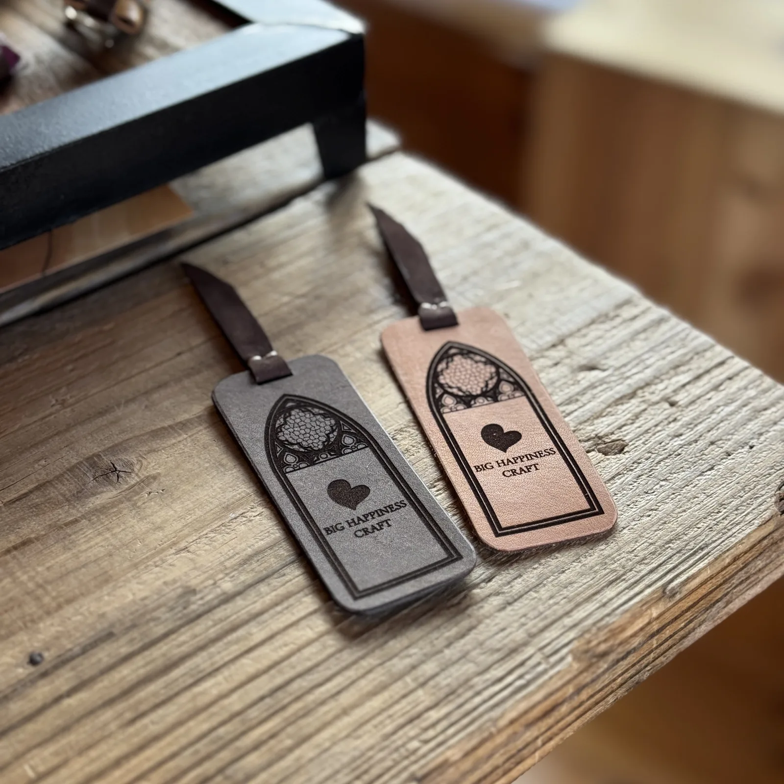 刻印入りのグレーとナチュラルの革のしおりBookmark