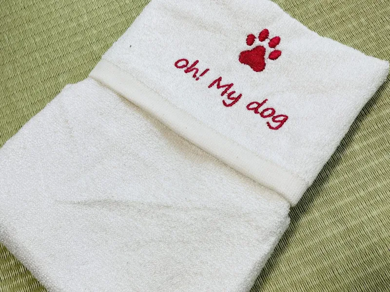 肉球の刺繍が入った、愛犬兼用タオル oh! My Dog