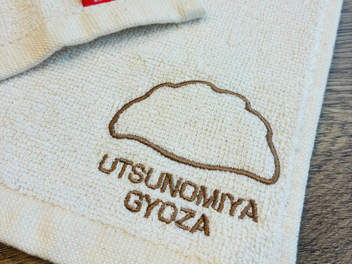 UTSUNOMIYA GYOZAの刺繍が入った竹フェイスタオル