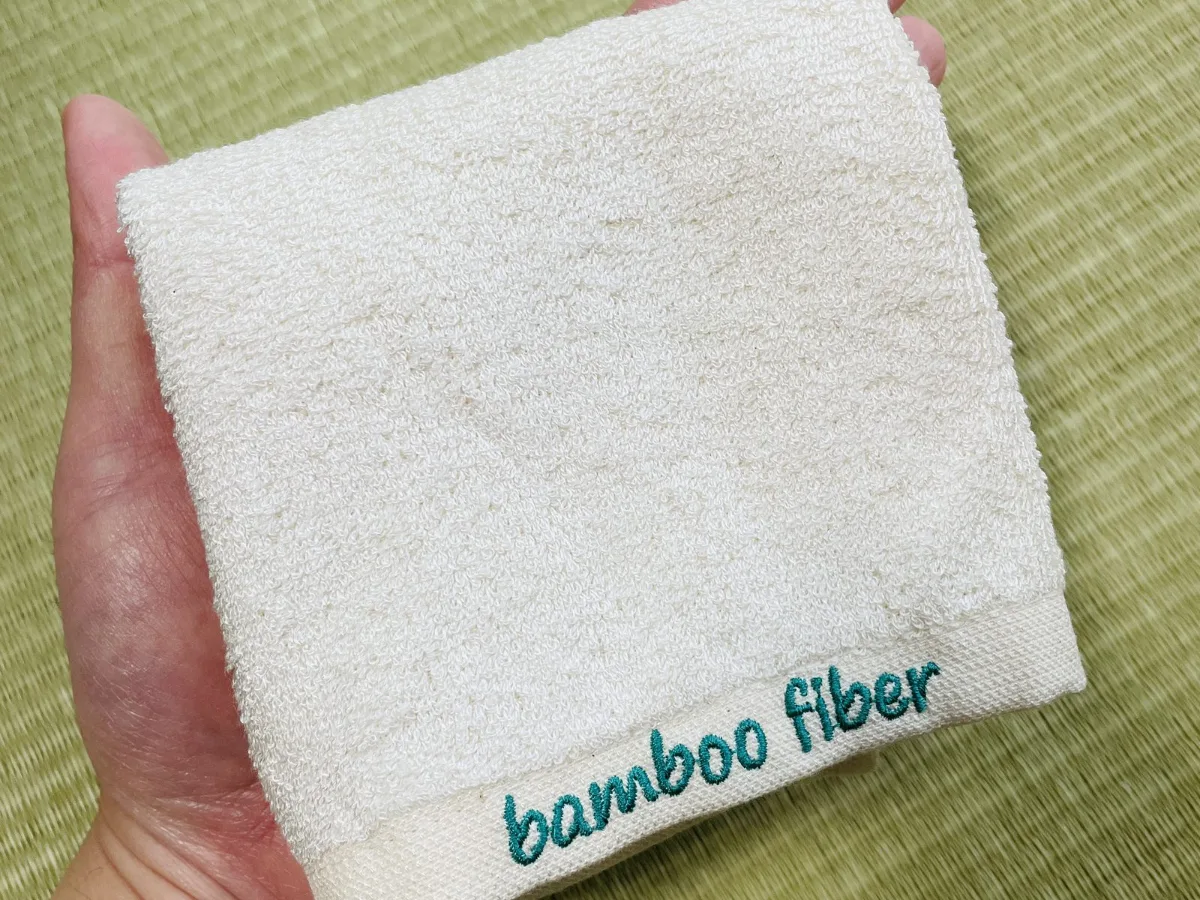 bamboo fiberの刺繍が入った、竹ハンドタオル
