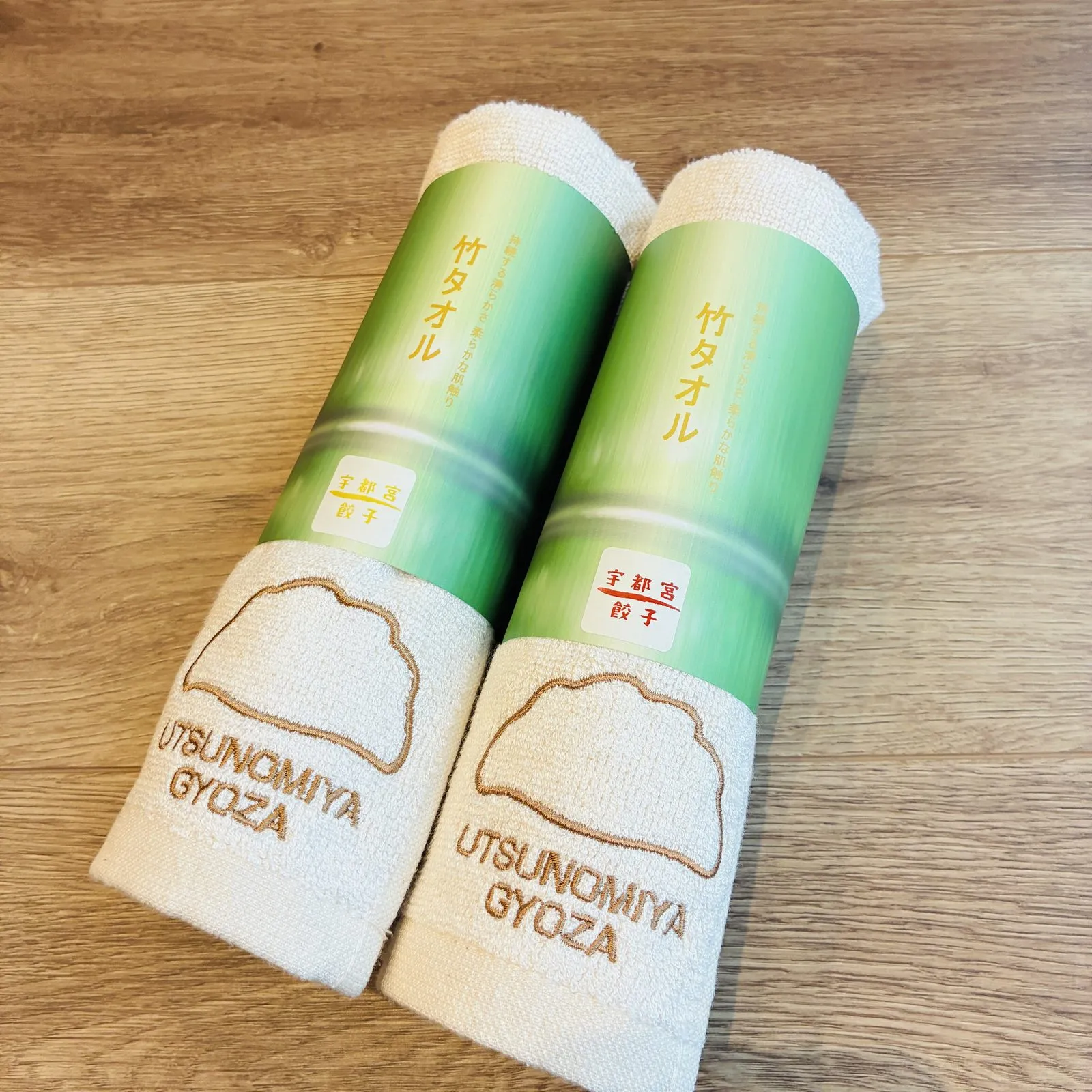 UTSUNOMIYA GYOZAの刺繍が入った、緑のパッケージの竹タオル