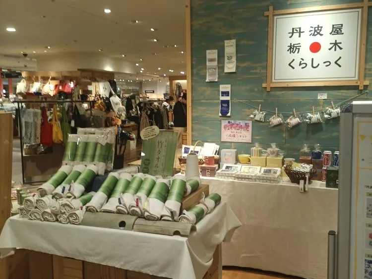 売場に並ぶ、緑のパッケージの竹タオル