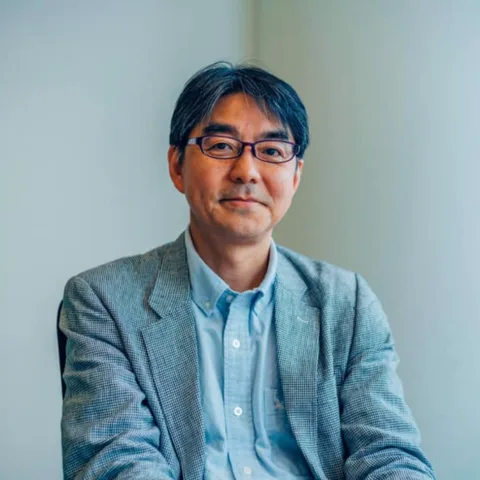 穏やかな表情でほほえむ、理事長の上岡裕さん