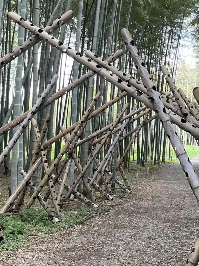 竹を組んでつくられた、竹のトンネルの小道