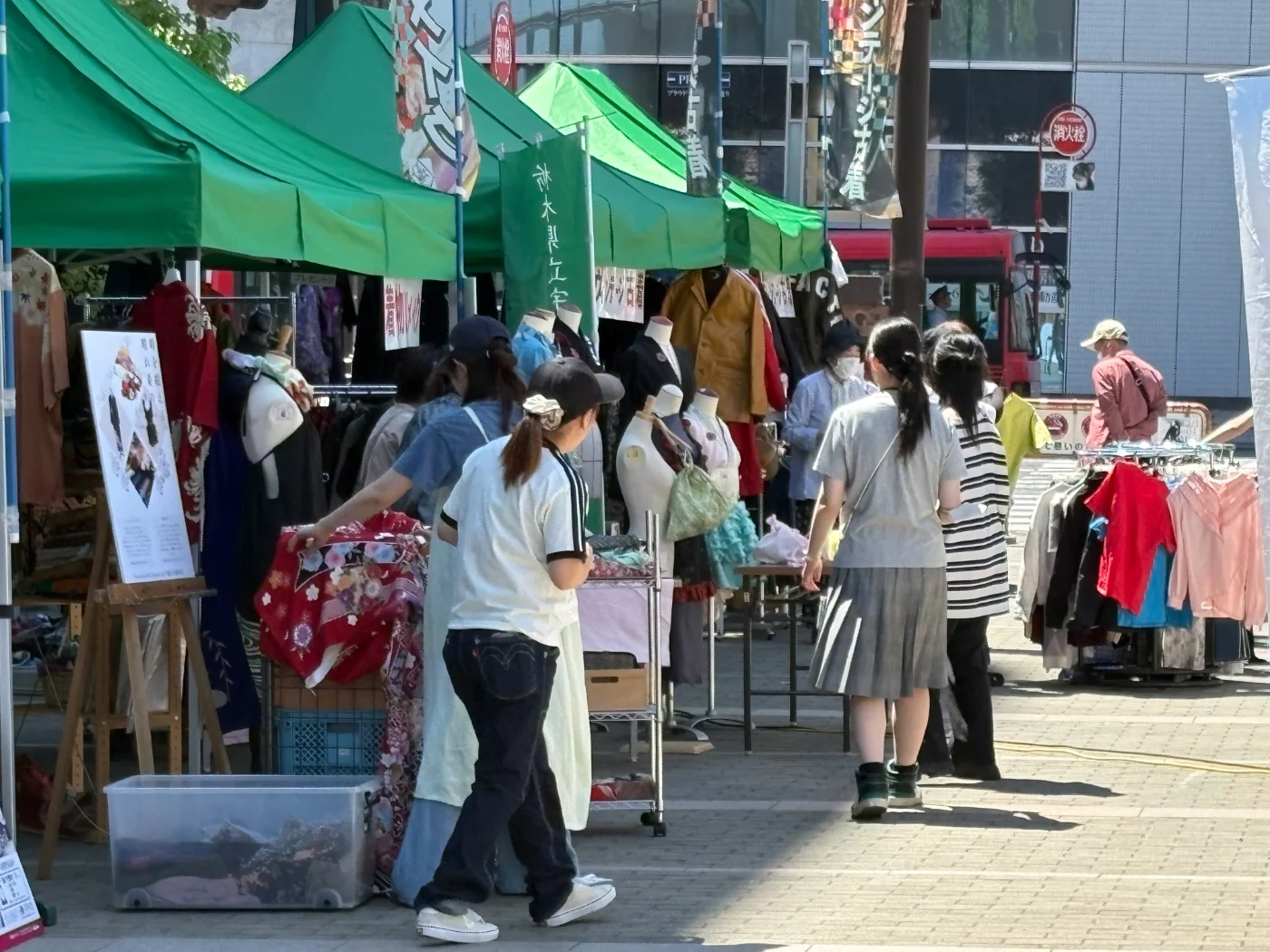 テントの下に古着が並ぶ530フェスの会場