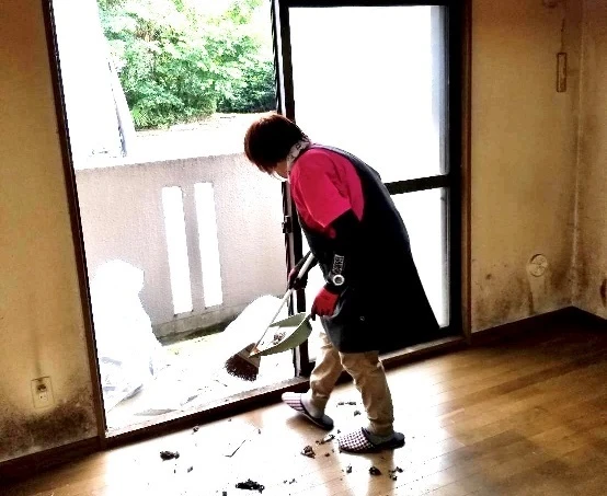 部屋の床を清掃するエヅリンのスタッフ