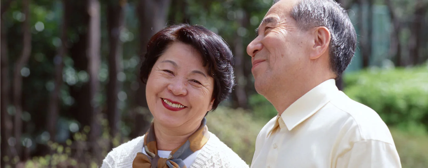 笑顔で話す年配の男性と女性