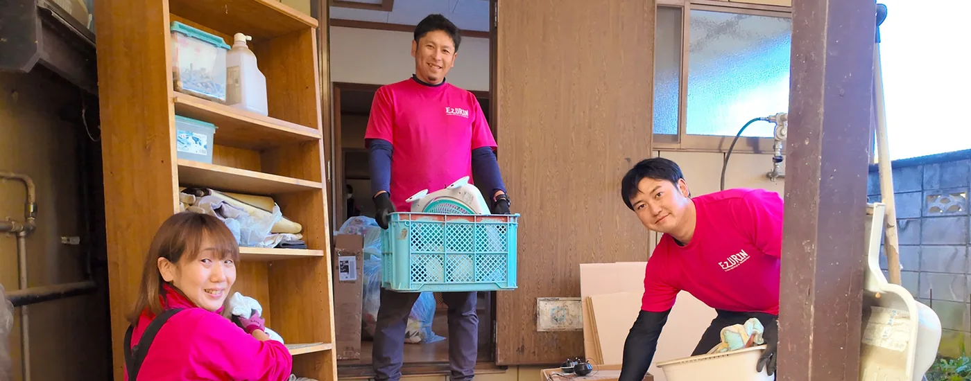 ピンクの制服を着たエヅリンのスタッフが、社屋の前に並んだ集合写真