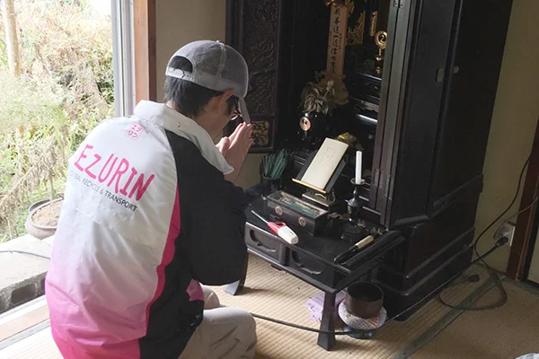 室内で家財を運び出す準備をするエヅリンのスタッフ