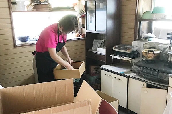 段ボール箱に荷物を詰めるエヅリンのスタッフ