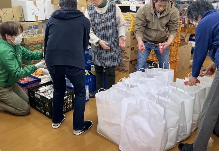 支援先へ届ける食品セットを袋詰めする様子