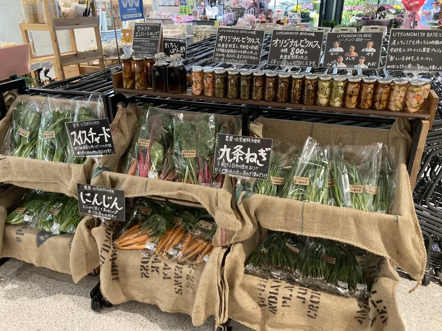 地元農家の野菜とオリジナルピクルスが並ぶ売場