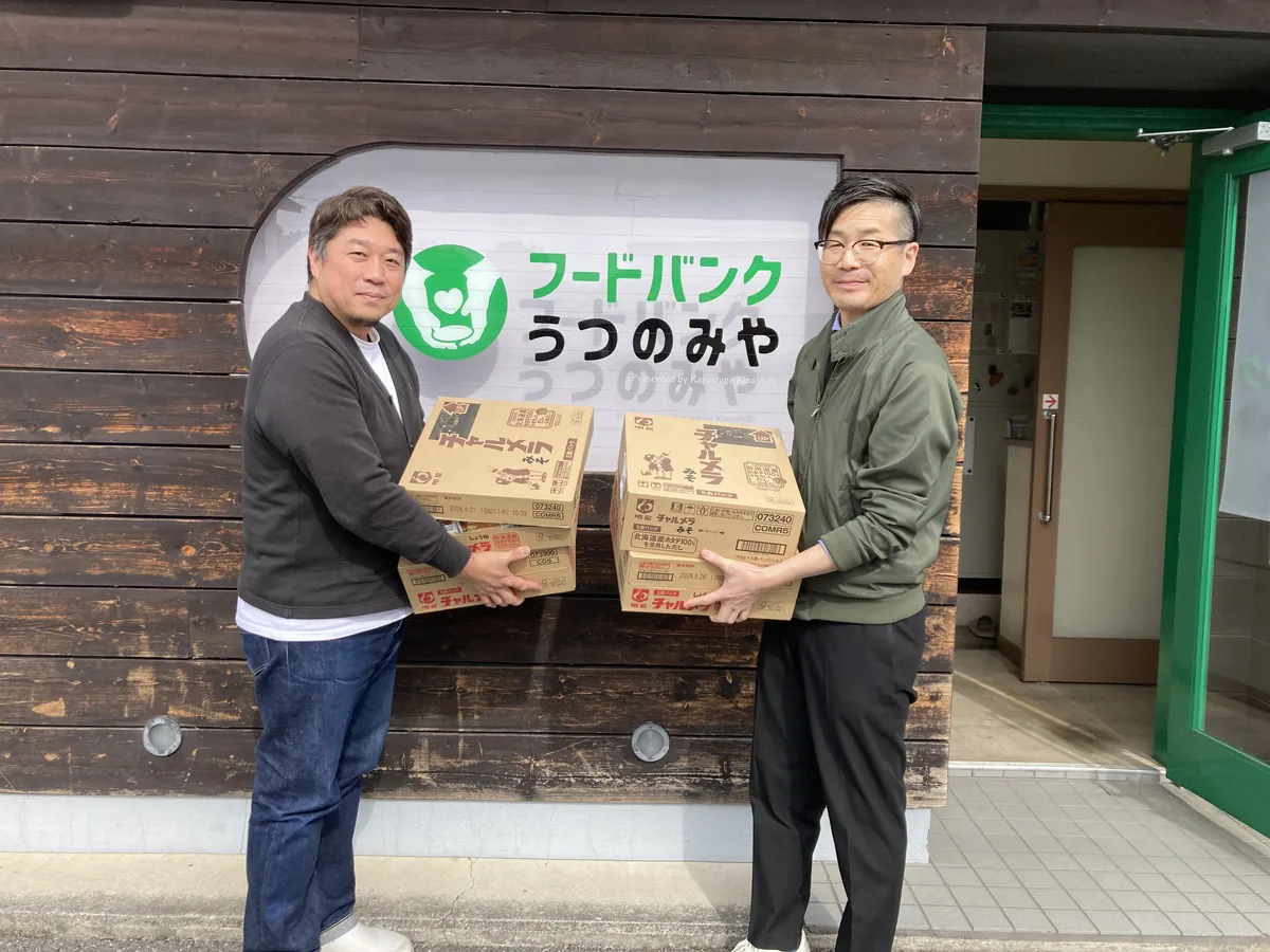 フードバンクうつのみやへ食品を寄付する様子