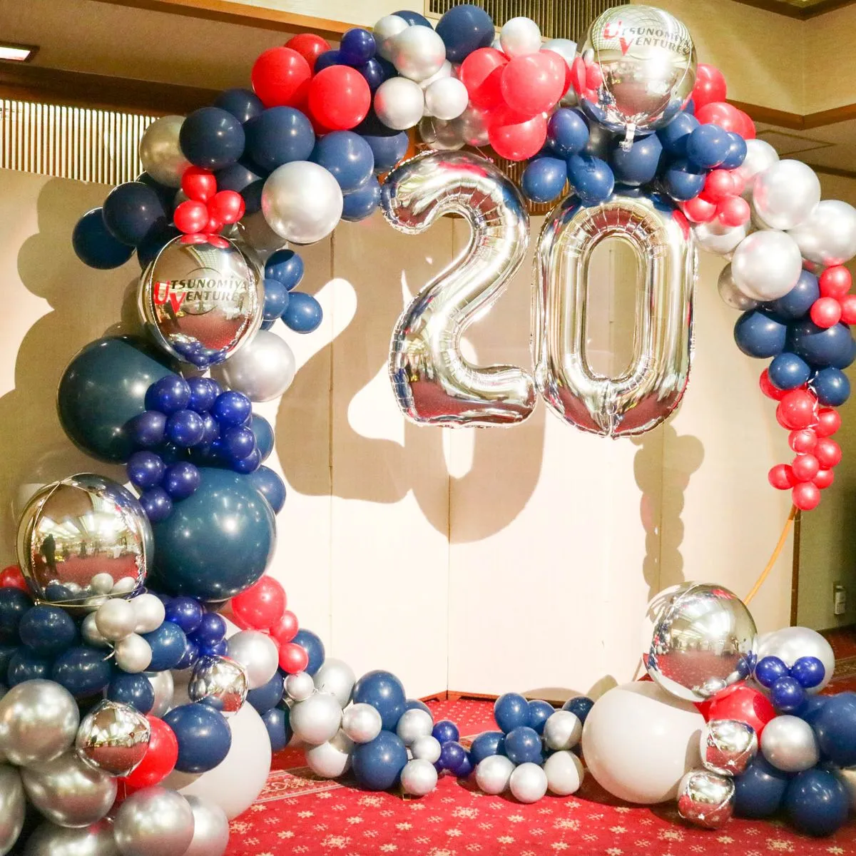 紺と赤と銀のバルーンで囲んだ周年のお祝い装飾
