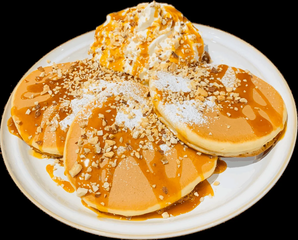 粉砂糖とナッツをのせたパンケーキ