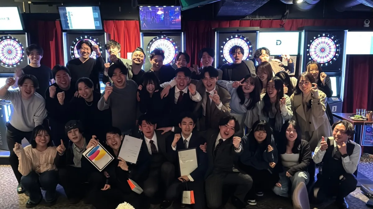 笑顔でそろって写真に収まるGo&Doの社員たち