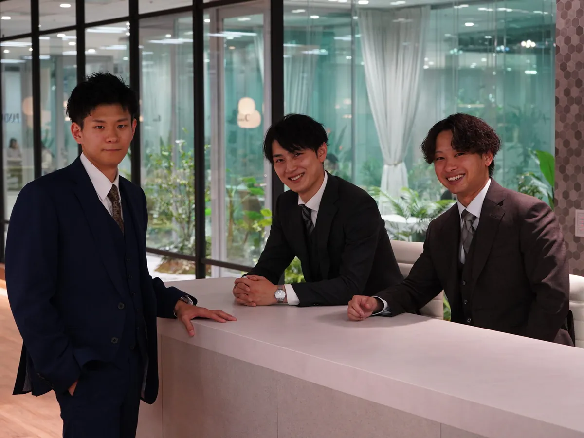オフィスでそろって写真に収まるGo&Doのスタッフ