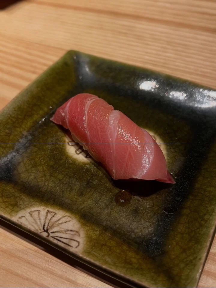 織部の角皿にのせた、中トロの握り