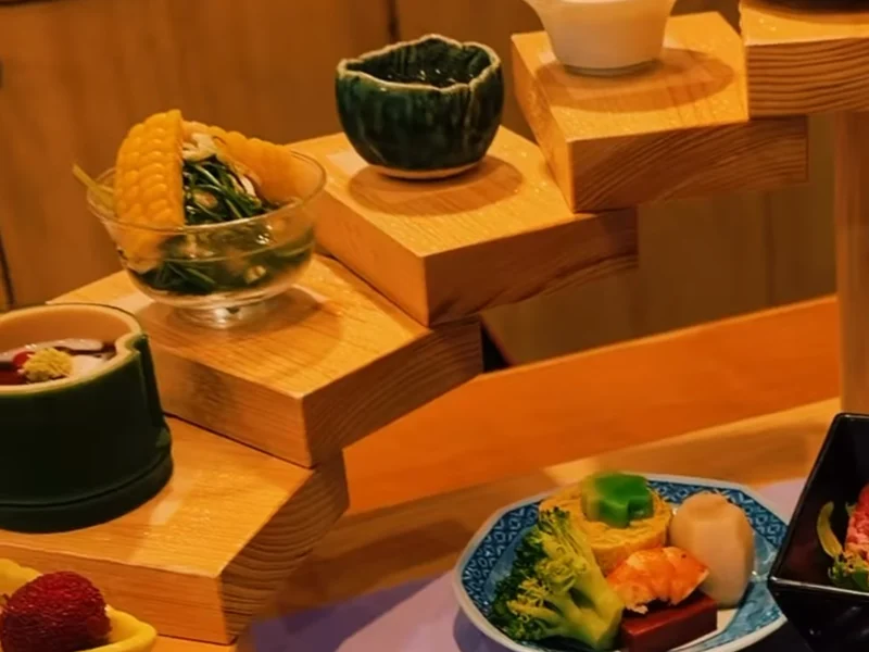 木の台に並ぶ、季節の小鉢と膳