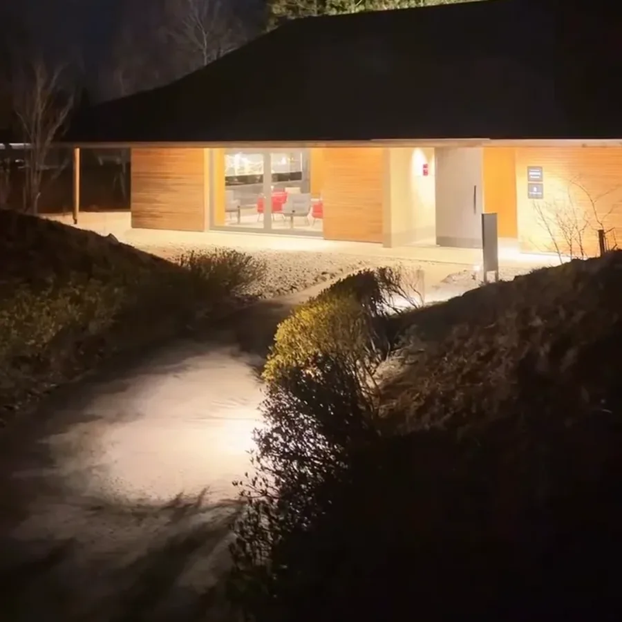 夜の闇に、やわらかく灯る建物の明かり