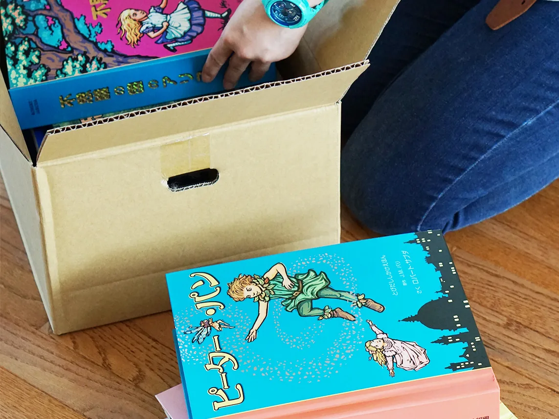 段ボール箱に詰められた、コミックや児童書