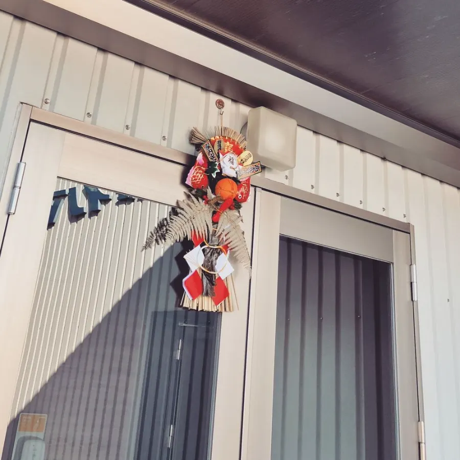正月飾りを掛けたイノマタの社屋入口