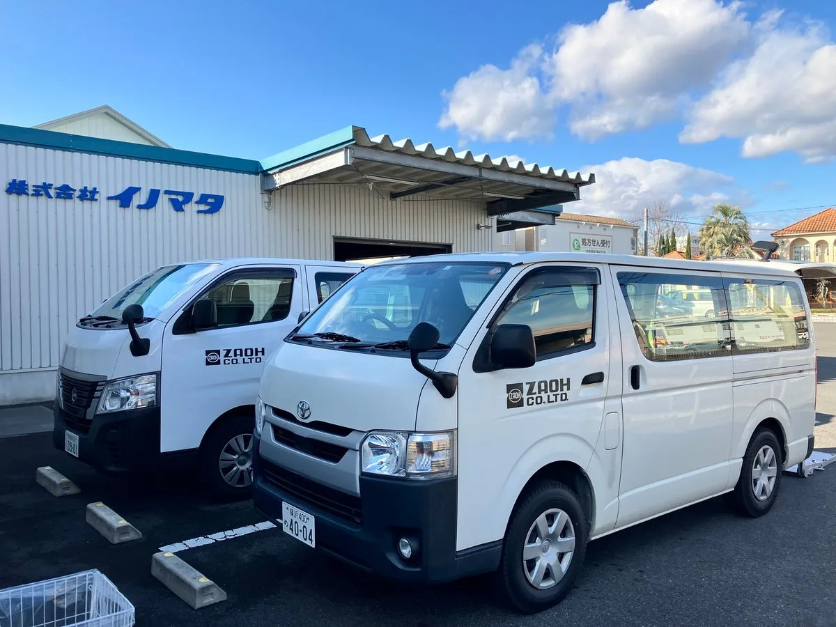 株式会社イノマタの社屋と社用車