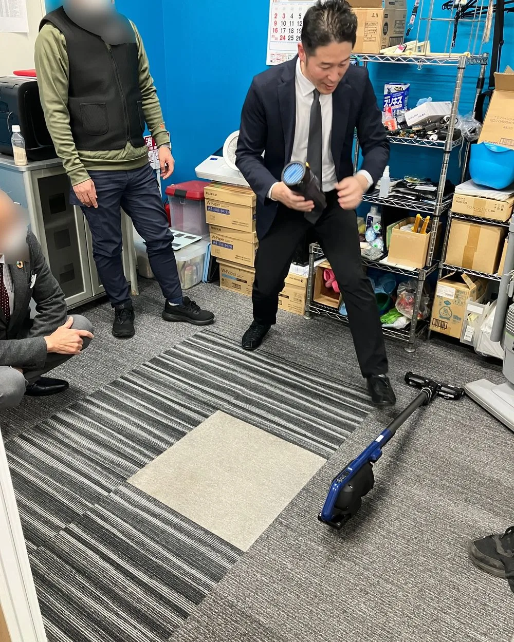 床用の清掃機器を操作して見せるメーカー担当者