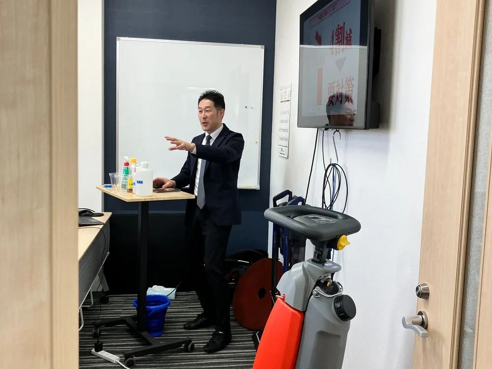 参加者に向けて話すメーカー担当者