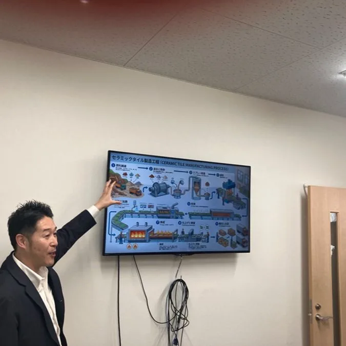 画面を使って床の洗浄方法を説明するメーカー担当者