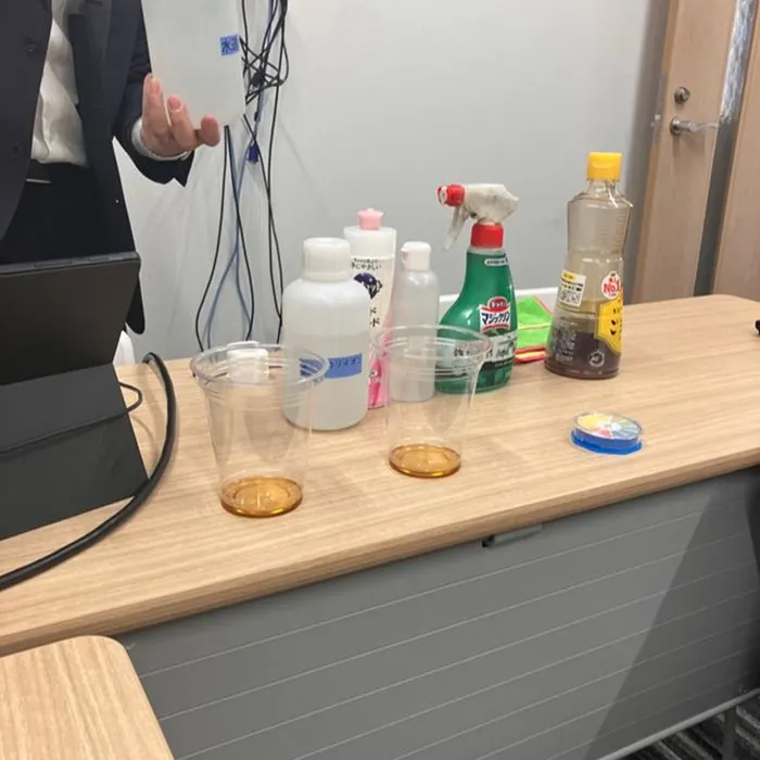 洗浄の実験に使う洗剤のボトルとカップ