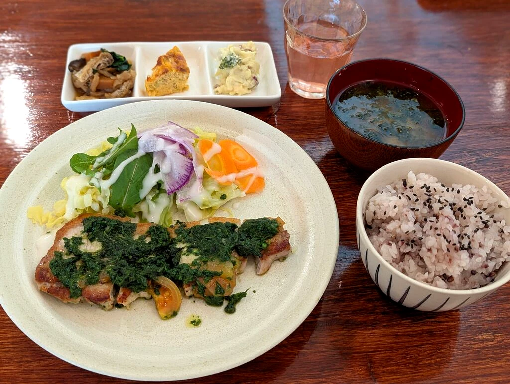 栃木県産芋豚のロースソテー。前菜三種、黒米ごはん、味噌汁が付いたランチセット