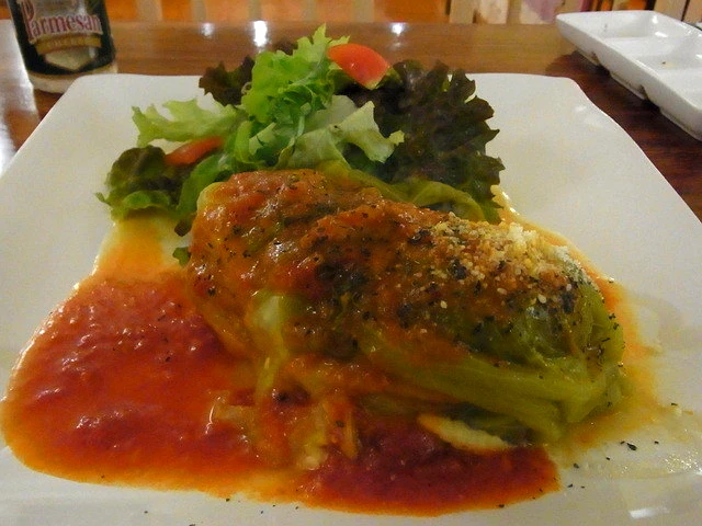 Kitchen KANEYAのロールキャベツ。トマトソースとサラダを添えた一皿