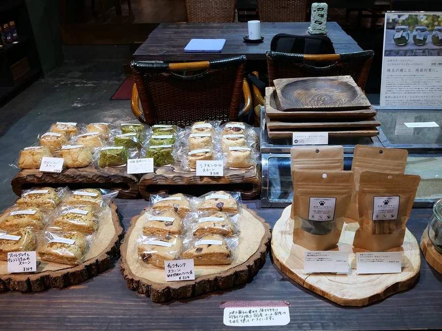 スコーンや焼き菓子、地元素材の加工品が並ぶ売場