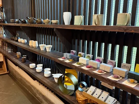 急須や湯呑みが並ぶ茶器の棚